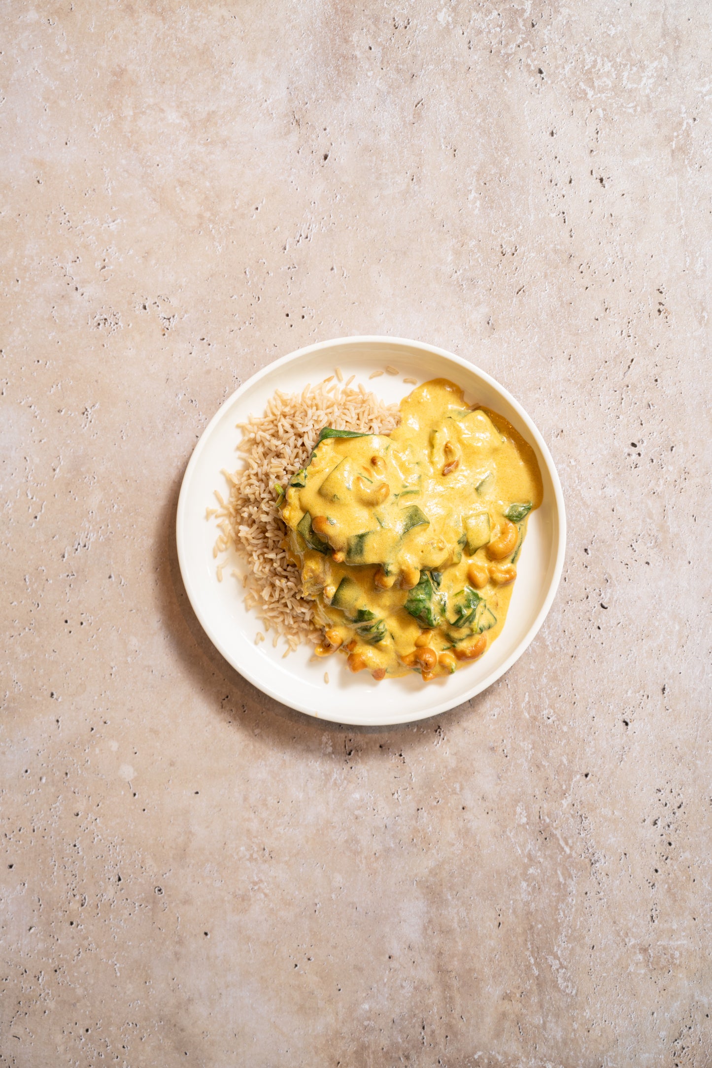 Gele curry met kippendijen, spinazie, cashewnoten en zilvervlies rijst