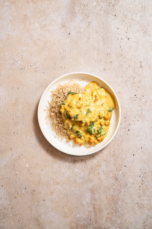 Gele curry met kippendijen, spinazie, cashewnoten en zilvervlies rijst